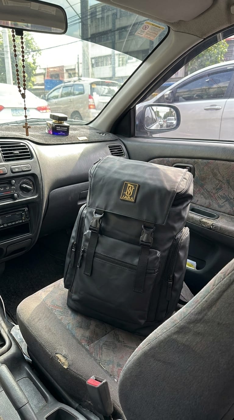 Customer photo review of ZURICH Travel backpack with laptop compartment