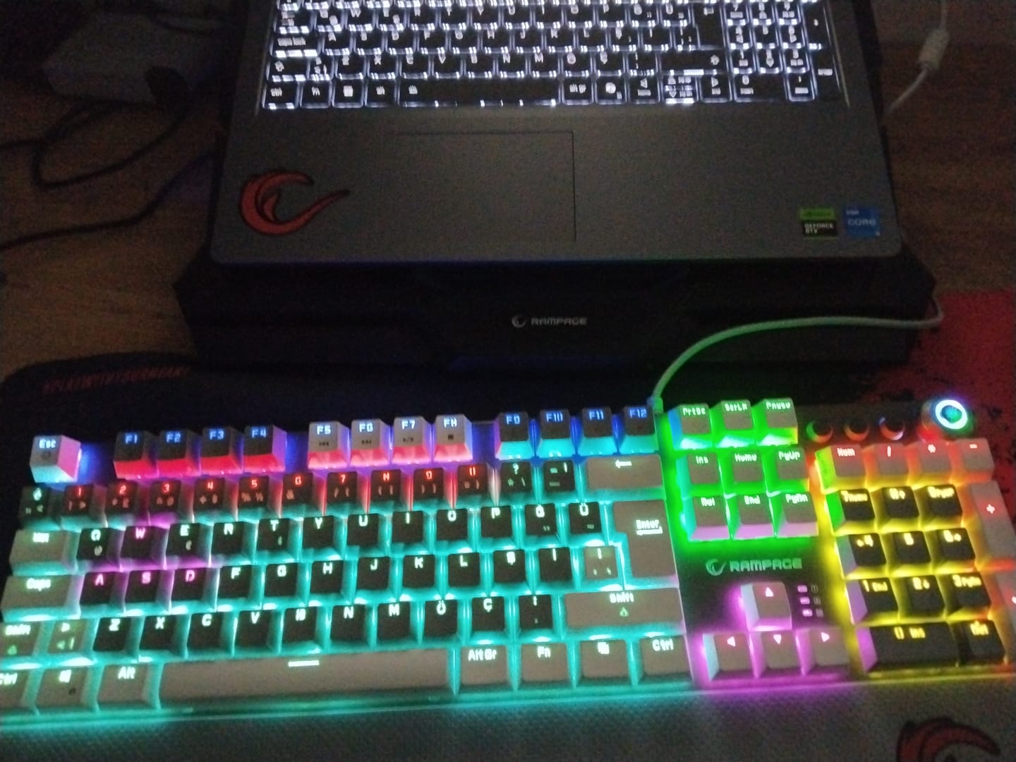 Customer photo review of BLADE PLUS - Rainbow Mekanik Oyuncu Klavyesi