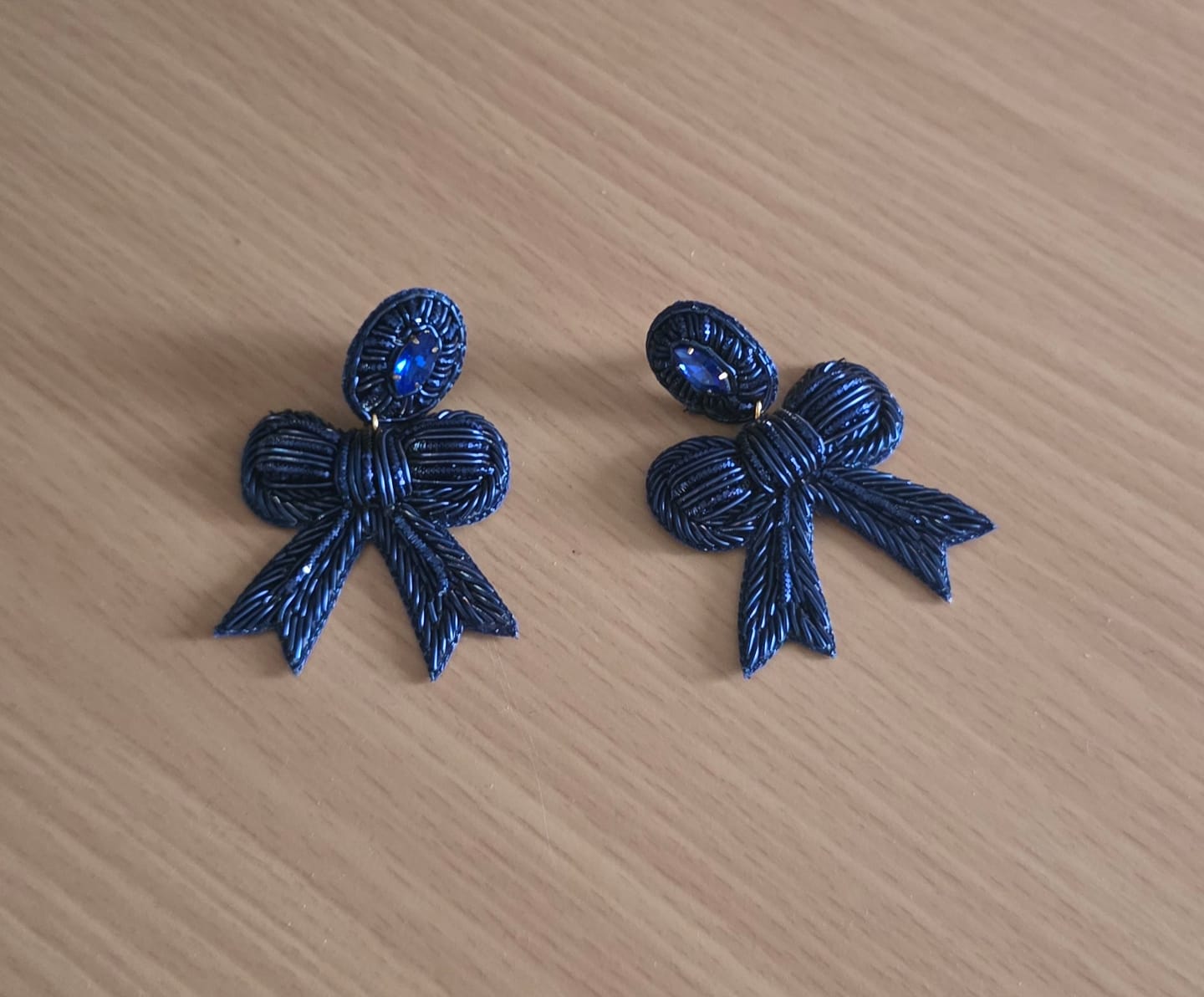 Customer photo review of Festliche Soutacheohrringe als dunkelblaue Schleife