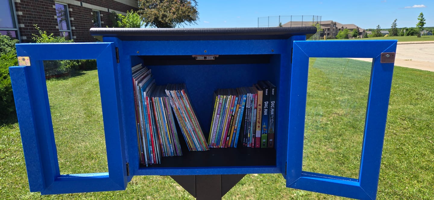 Customer photo review of Book Bundle Ages 12 and Under (40 Books)
