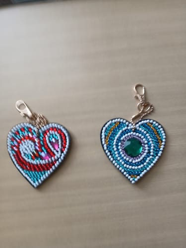 Kunden-Schlüsselanhänger Herzen mit buntem Diamond Painting Muster, zwei fertig gestaltete Herz-Anhänger