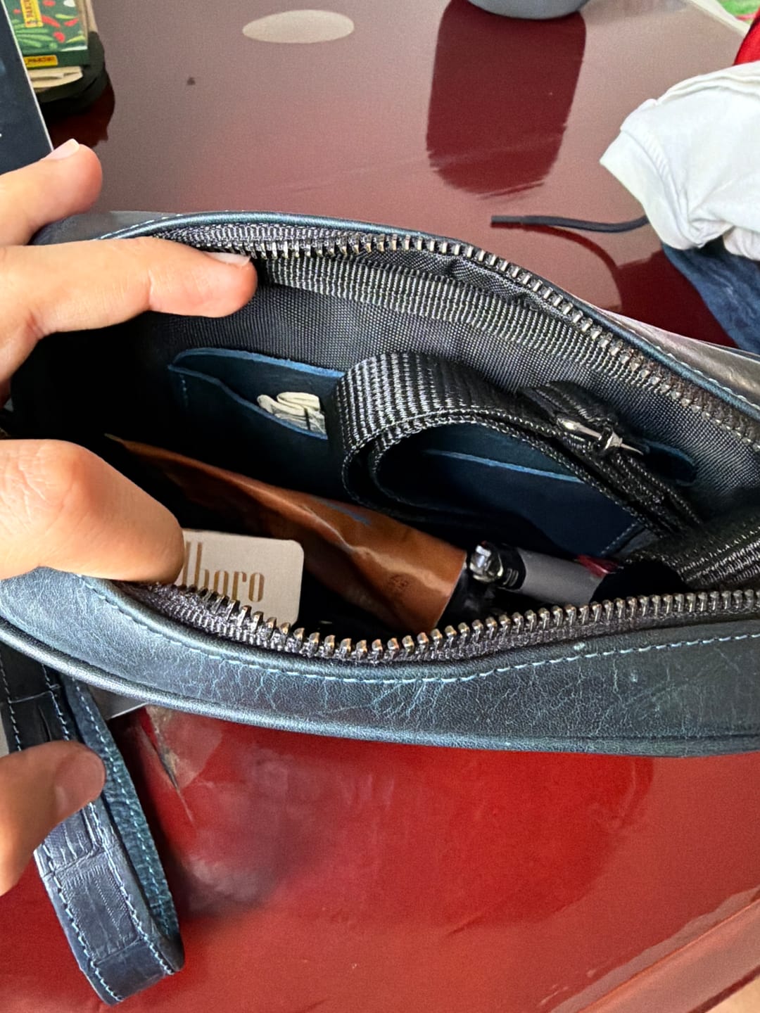 Customer photo review of Bandolera de piel para hombre Alberto cocodrilo azul
