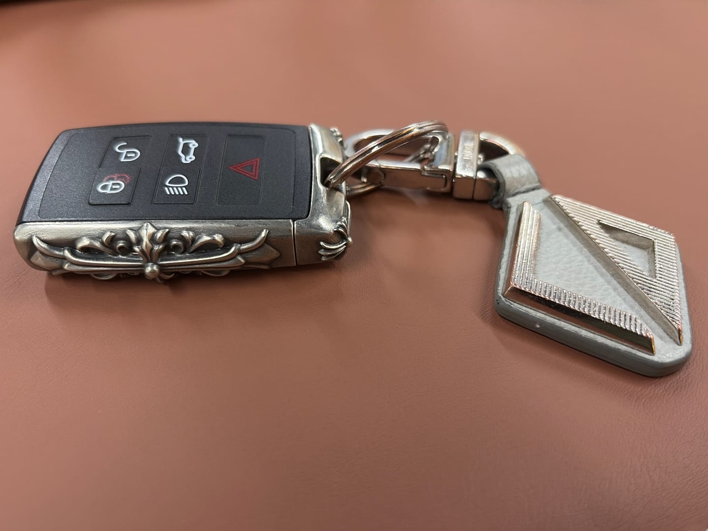 Customer photo review of Land Rover Handcrafted Silver Key Case [Logo Back]