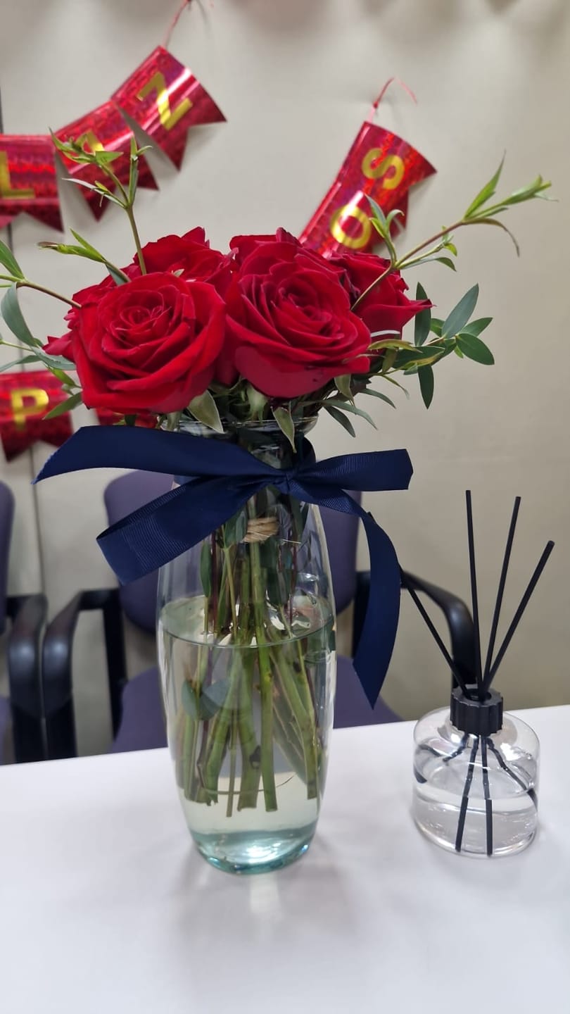 Customer photo review of 12 Rosas Rojas - Flores