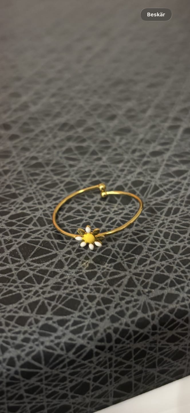 Customer photo review of Doris - Daisy Flower Enamel Ring Stainless Steel