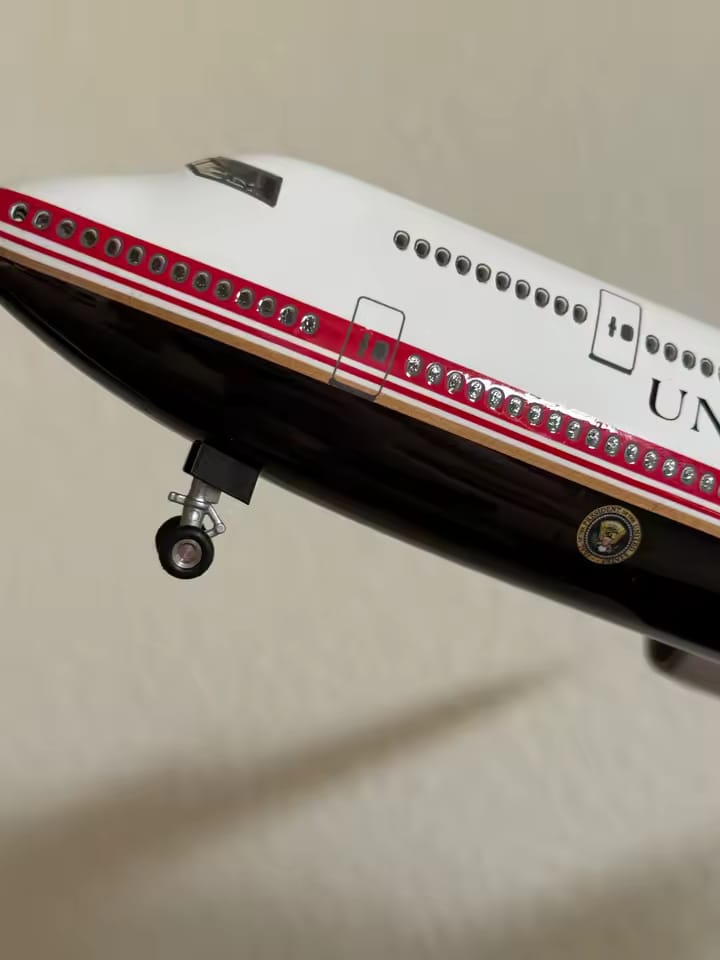 Customer photo review of Air Force One Boeing 747-8 (VC-25B) 1:150 Scale Model Airplane – New Presidential Livery (47cm / 18.5")