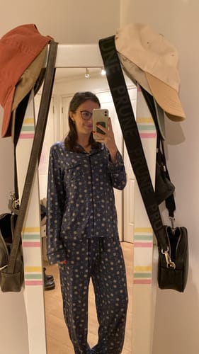 Customer's Set Pijama Camisero Lunas Dreamy, a blue printed long-sleeve pajama set worn while looking in a mirror.