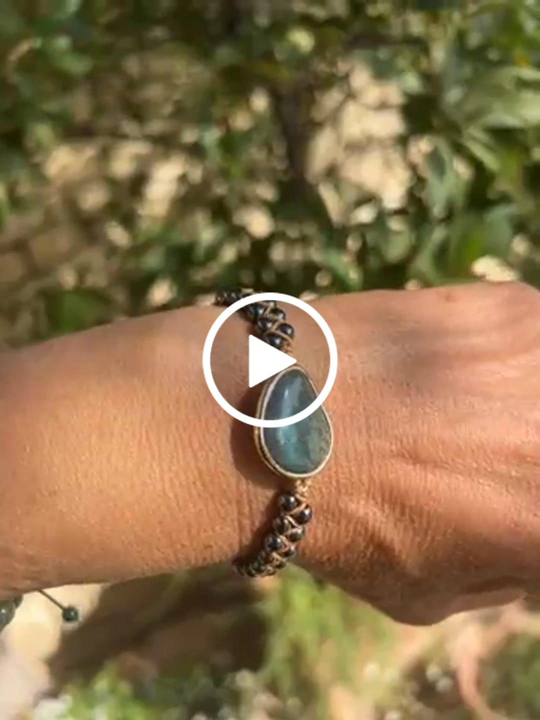 Customer video review of Bracelet "Oeil Céleste" en Labradorite & Hématite