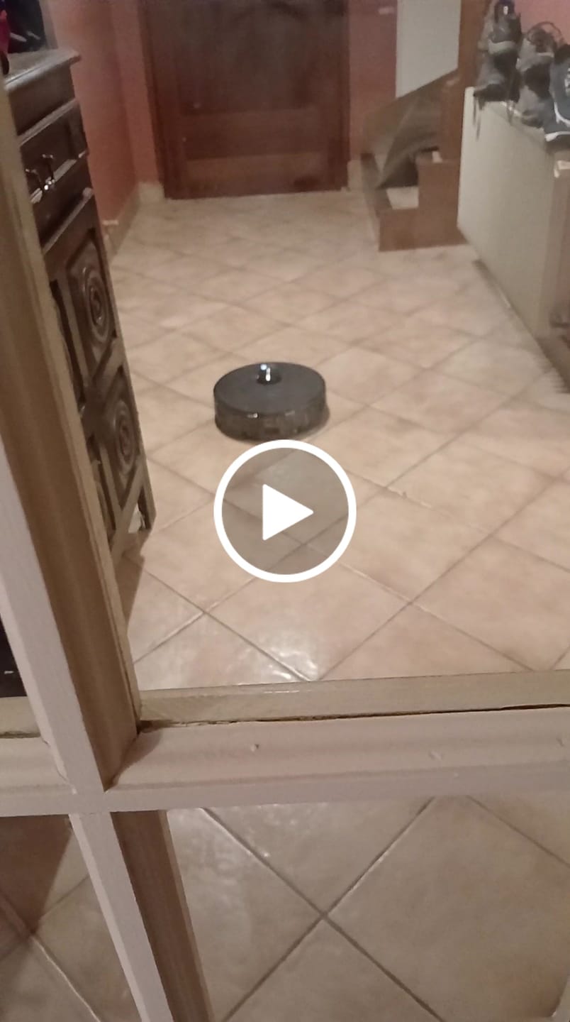 Customer video review of Robot aspirateur V8 Pro – Nettoyage automatique avec fonction serpillère, navigation intelligente et contrôle via application pour une propreté sans effort