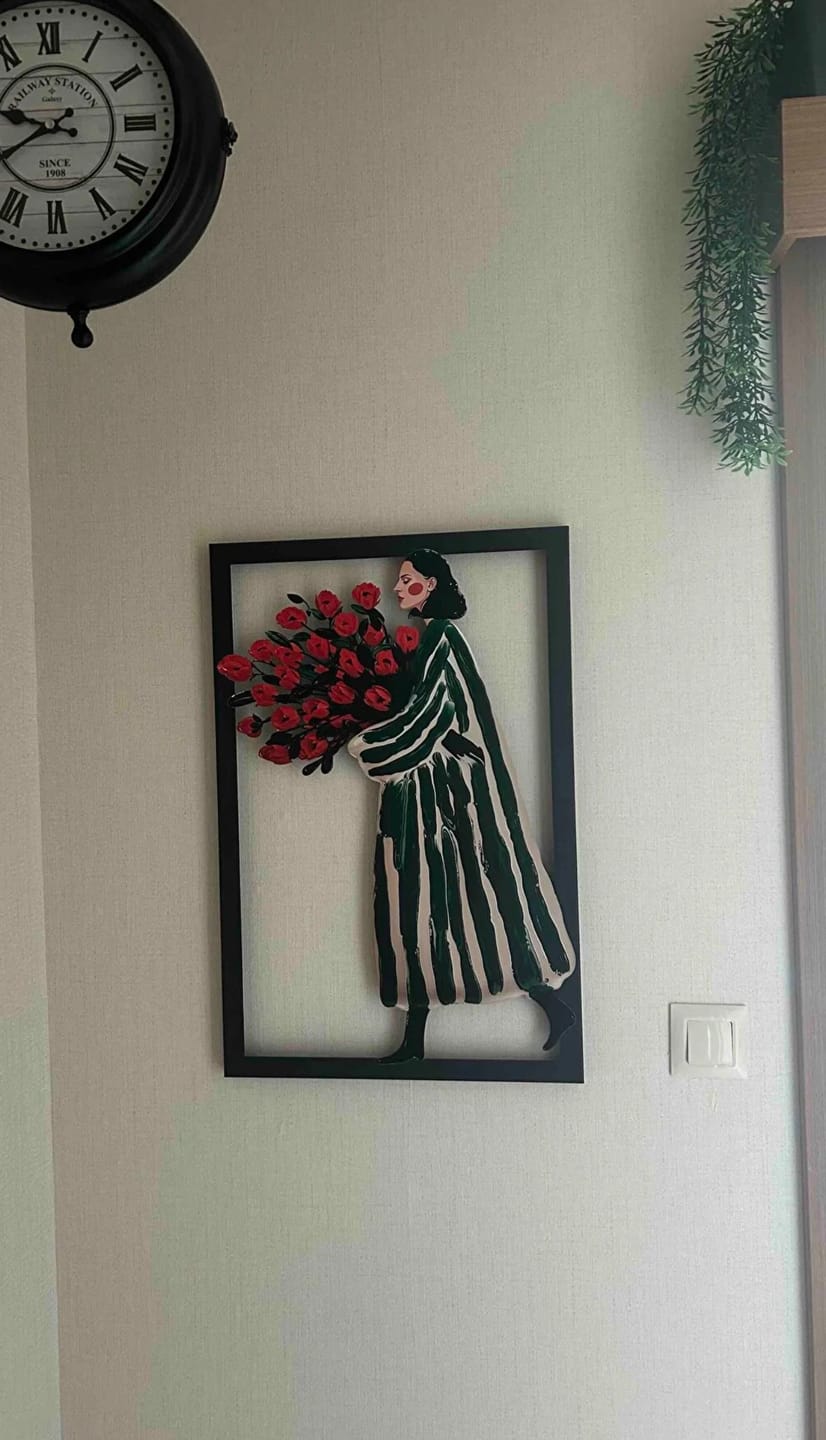 Customer photo review of Rose Lady Metal Tablo