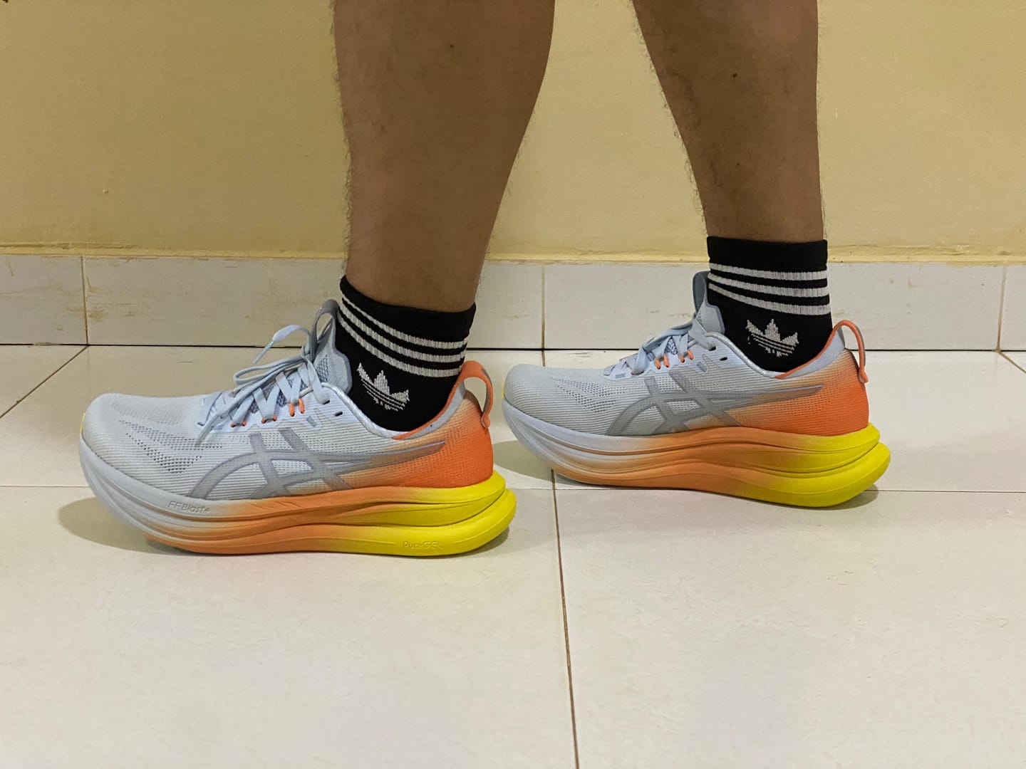 Customer photo review of Asics Gel Nimbus 28 Sunny Sizzle Hombre Sky Sun Peach