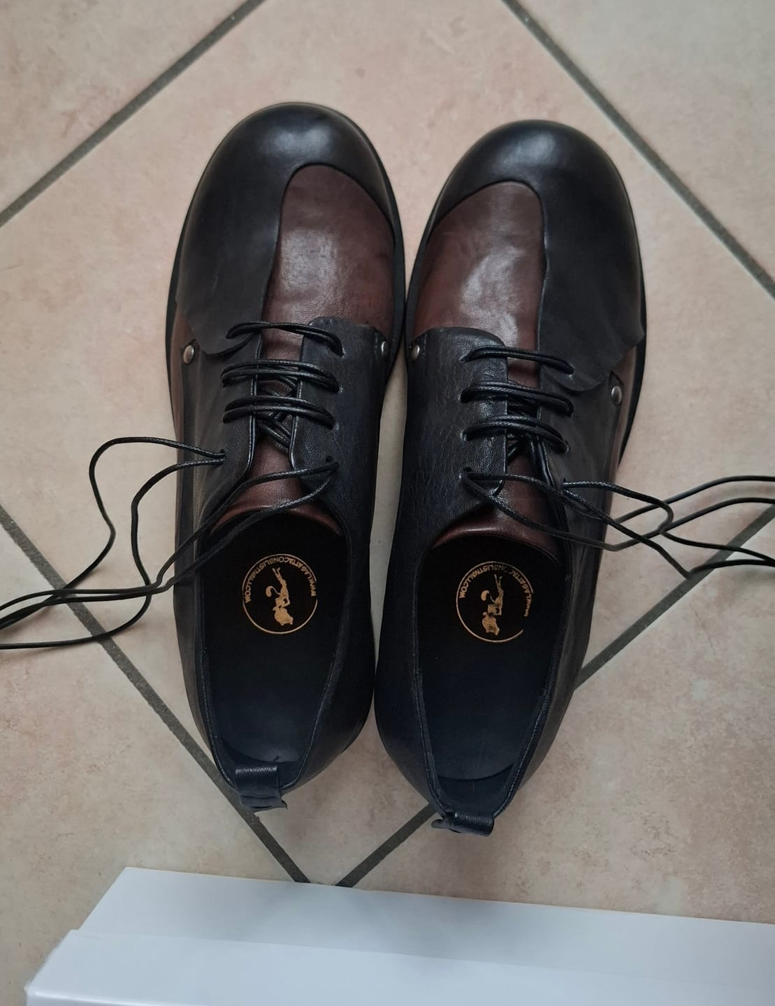 Customer photo review of Clash Black scarpa bassa allacciata in nappa nera e marrone artigianale marchigiana