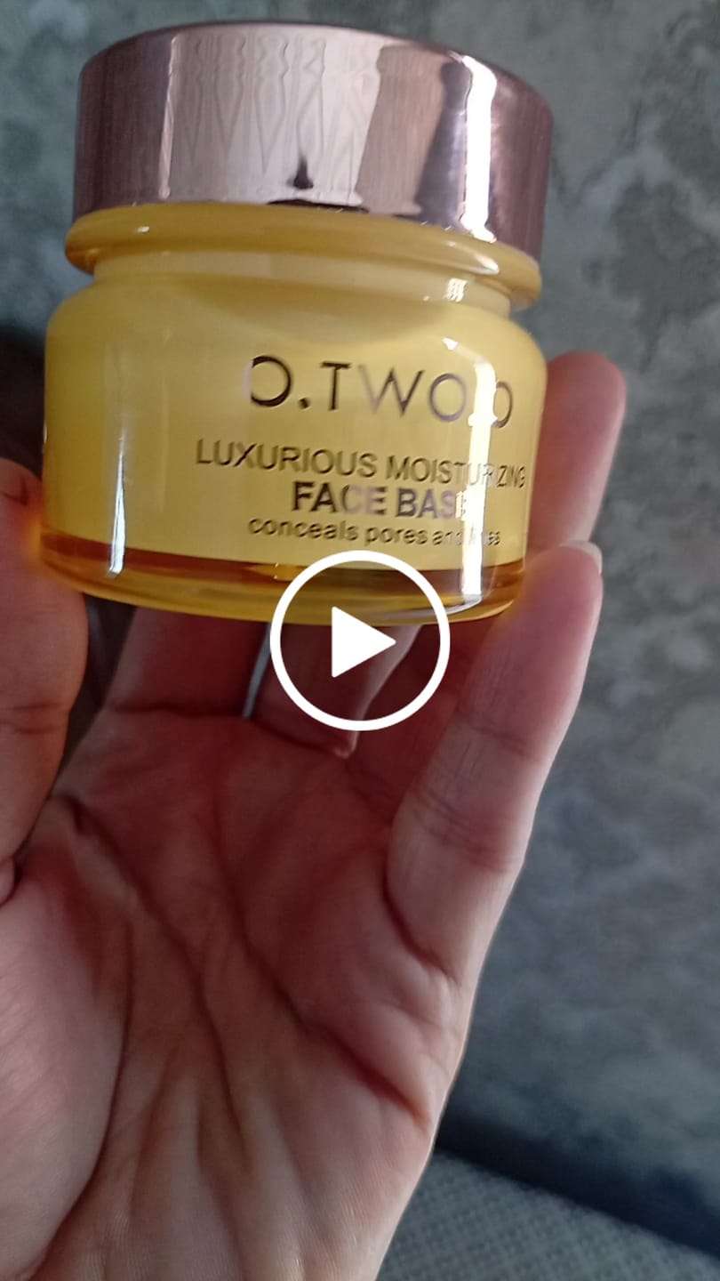 Customer video review of O.TWO.O LUXURIOUS MOISTURIZING FACE BASE