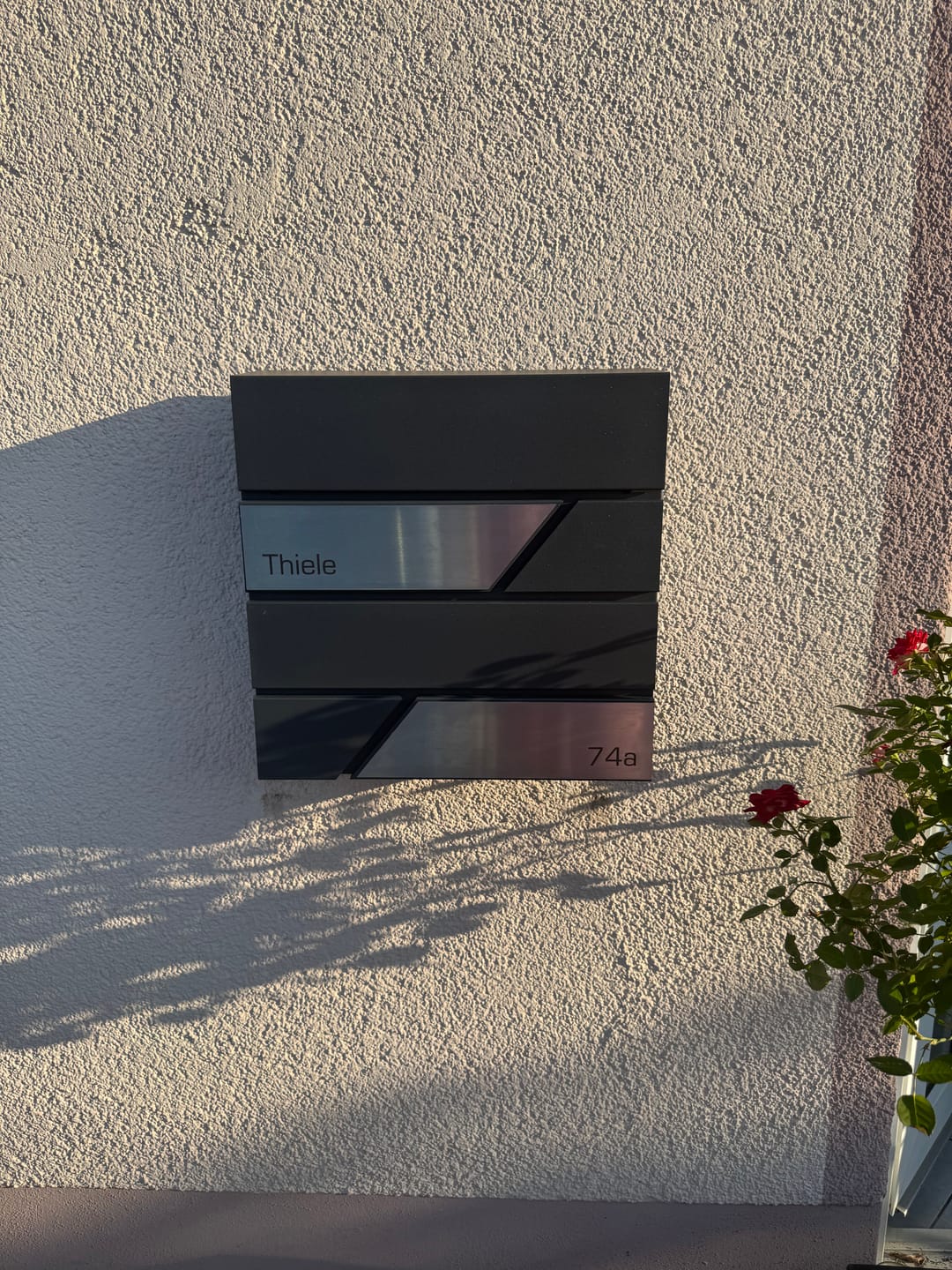 Customer photo review of AlbersDesign Briefkasten B1 Eisenglimmer (DB703) personalisiert mit Edelstahl-Schildern