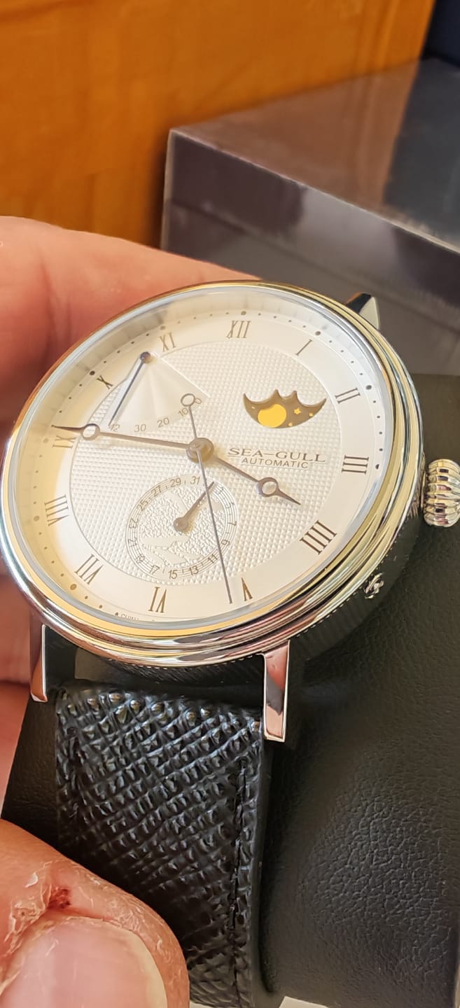 Customer photo review of Moon Phase | Business | Complete Calendar | Energy Indicator | 41mm