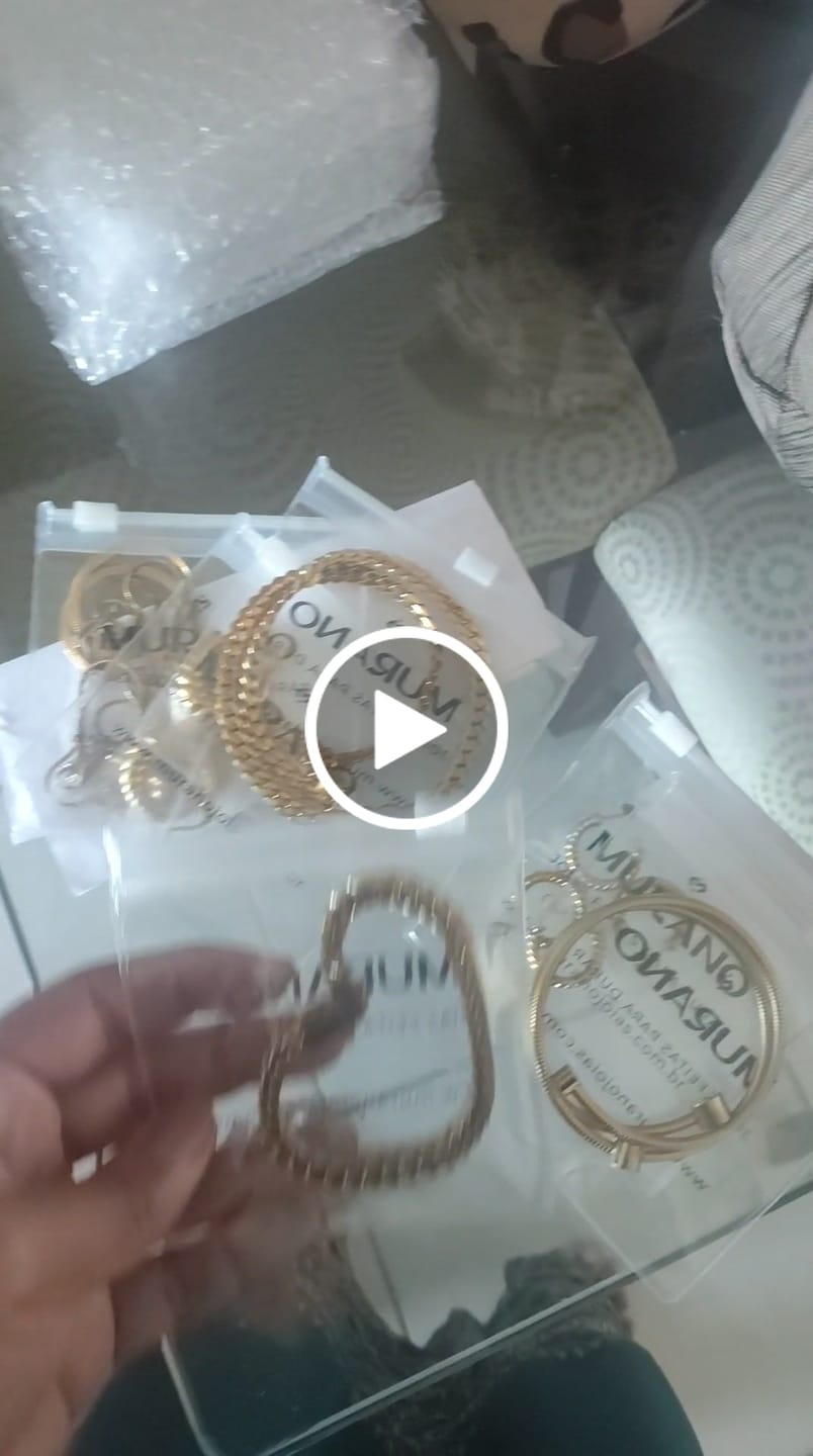 Customer video review of Brinco de Argola Croissant Banhado em Ouro 18K