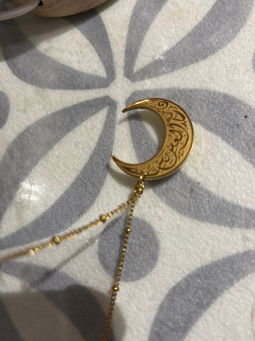 Customer photo review of "Gewiss, mit der Erschwernis, kommt die Erleichterung" Mond Halskette