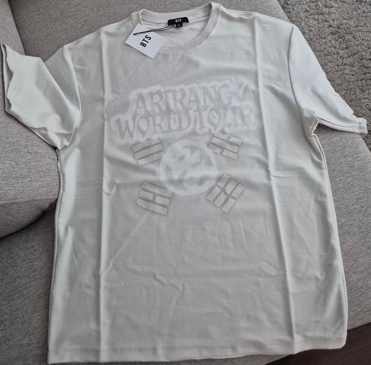 Customer photo review of BTS - ARIRANG WORLD TOUR OFFICIAL MD S/S TOUR T-SHIRT (GRAY)