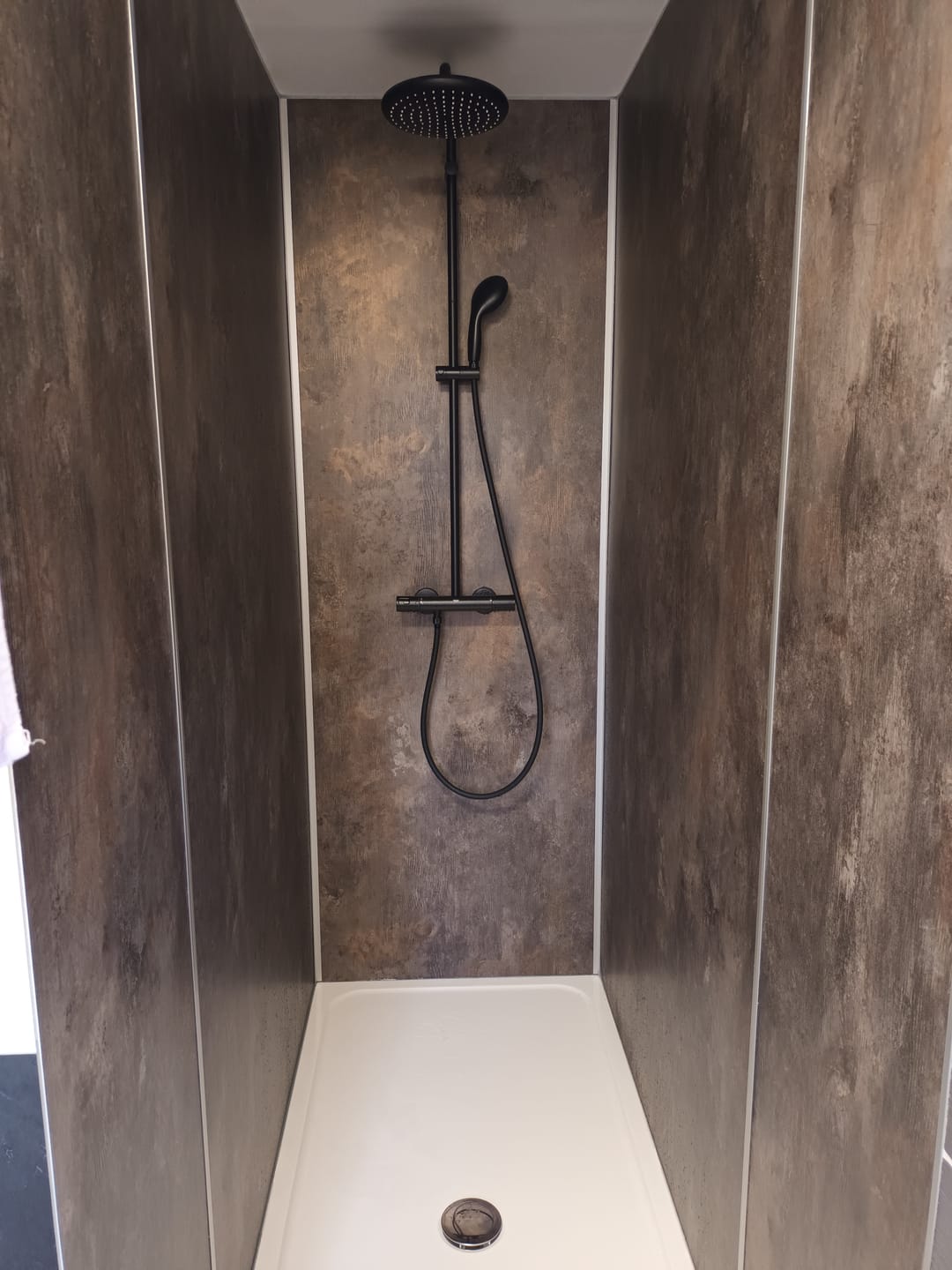 Customer photo review of Panneau Mural Salle de Bain SPC Bronze Cuivré – Étanche & Anti-Rayure