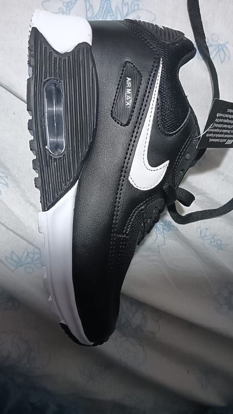 Customer photo review of Tenis Max 90 Negro Blanco