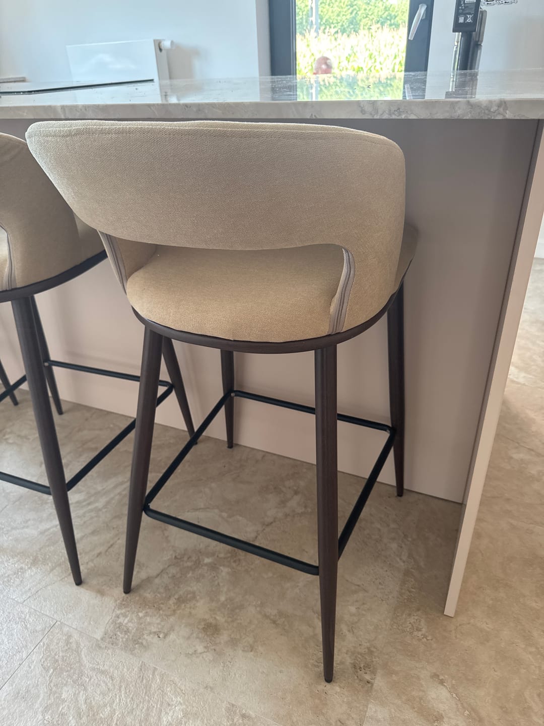 Customer photo review of Scaun de bar bej H114, stofa clasica/otel, 48x52x92 cm