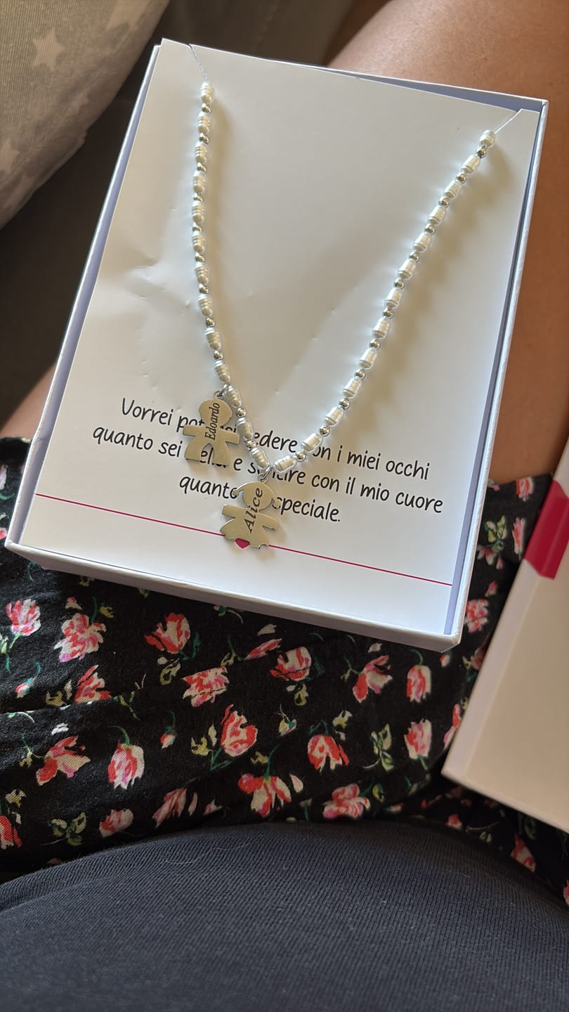 Customer photo review of Girocollo perline con bambini e incisione