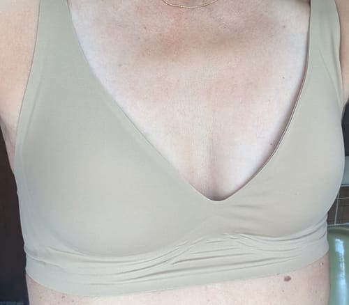 Kundenfoto des beigen, nahtlosen Sivara Komfort-BHs getragen am Oberkörper.