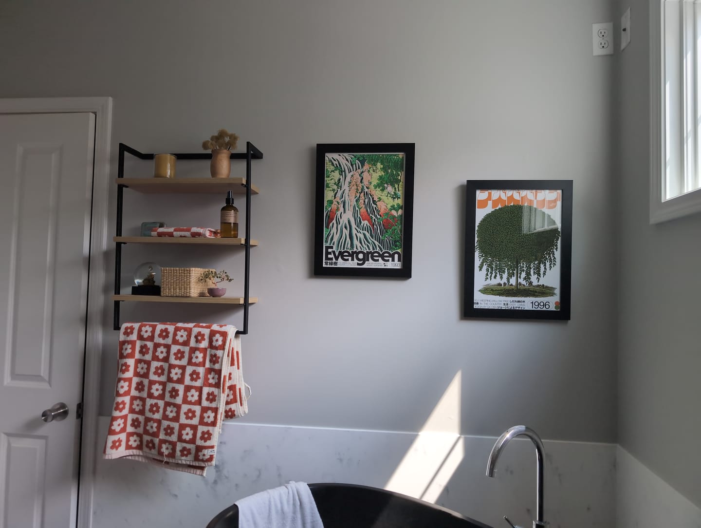 Customer photo review of Wall Mounted 3-Tier Bathroom Shelf with Towel Bar