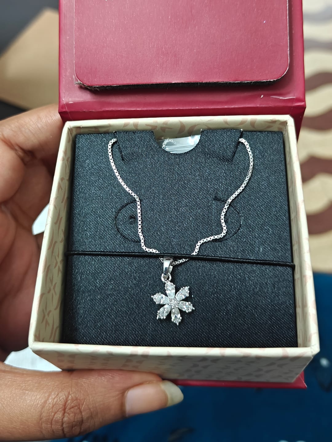 Customer photo review of Silver Flowery Snowflake Pendant With Link Chain