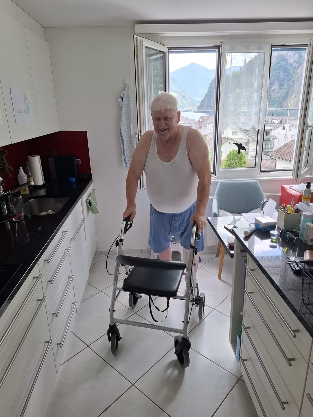 Customer photo review of Trendmobil Rollator nur 6,7 kg - inkl. Korb und Stockhalterung