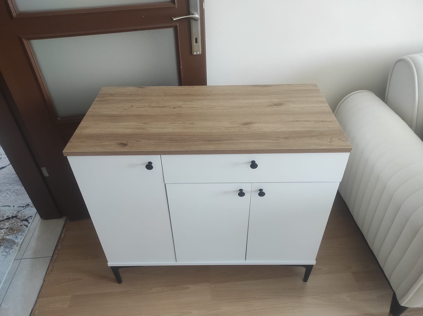 Customer photo review of Rani JE194 Kahve Köşesi Çok Amaçlı Dolap 3 Kapaklı 1 Çekmeceli Kiler Mutfak Dolabı Beyaz - Sepet Ceviz