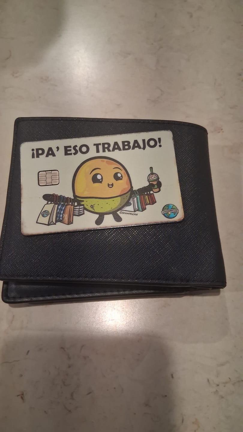 Customer photo review of Pa’ Eso Trabajo - Sticker para Tarjeta de Crédito