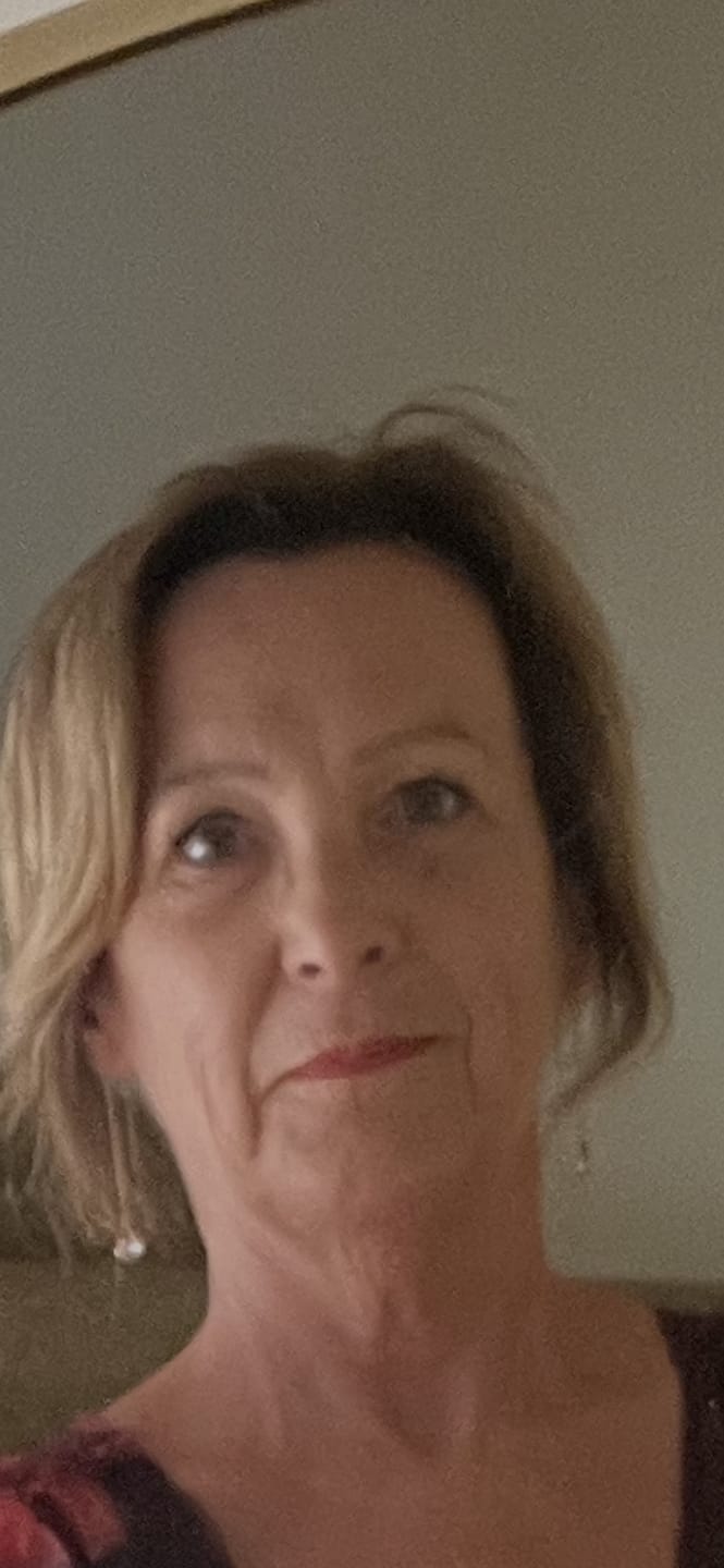 Customer photo review of Lange Tropfen-Strass-Ohrringe – Isalyn