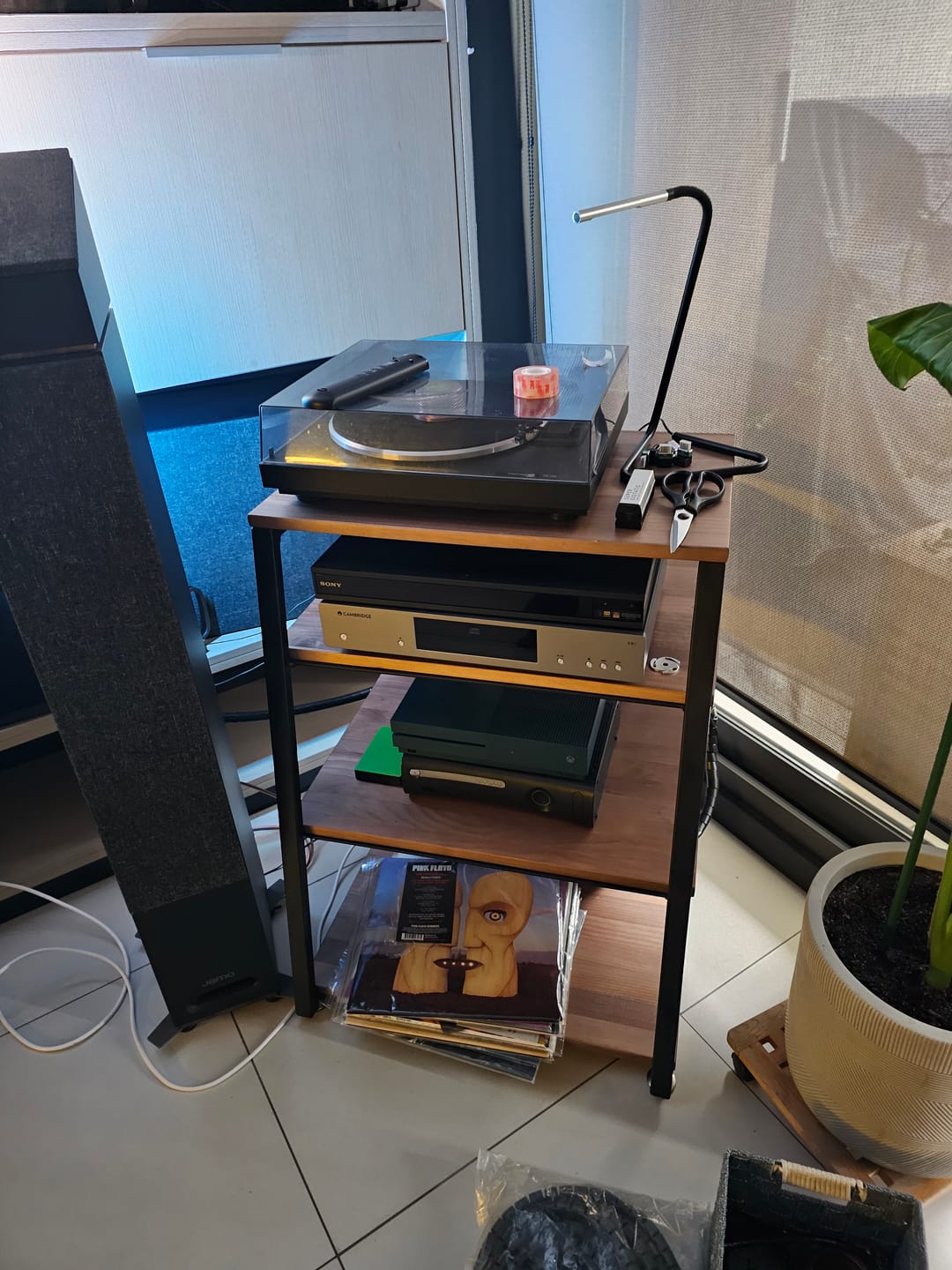 Customer photo review of Mueble Vinilos Aukan repisas TOFFEE — Kallfu.cl