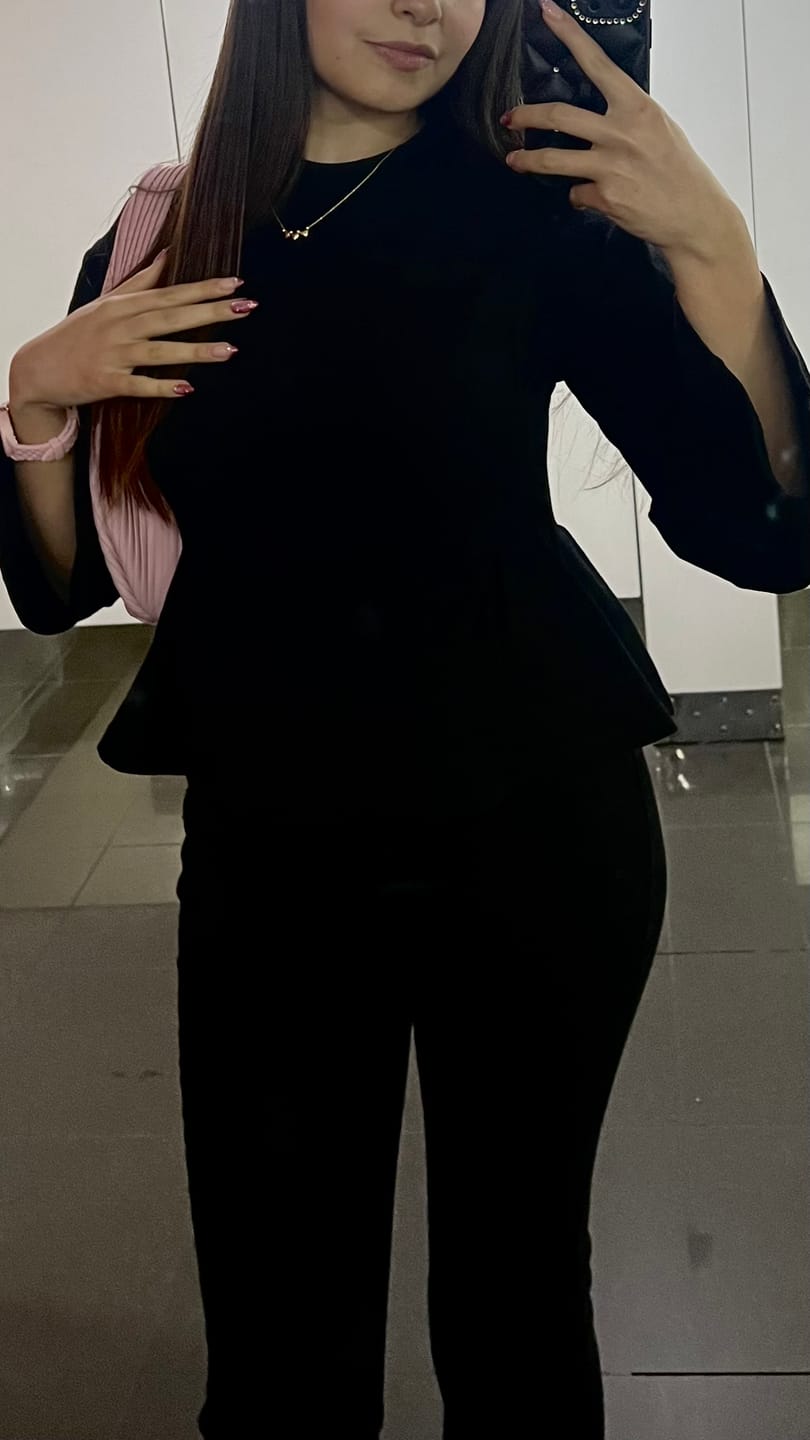 Customer photo review of TOP MIKA NEGRO - POLERA CON PINZAS MANGA LARGA DE ALGODÓN