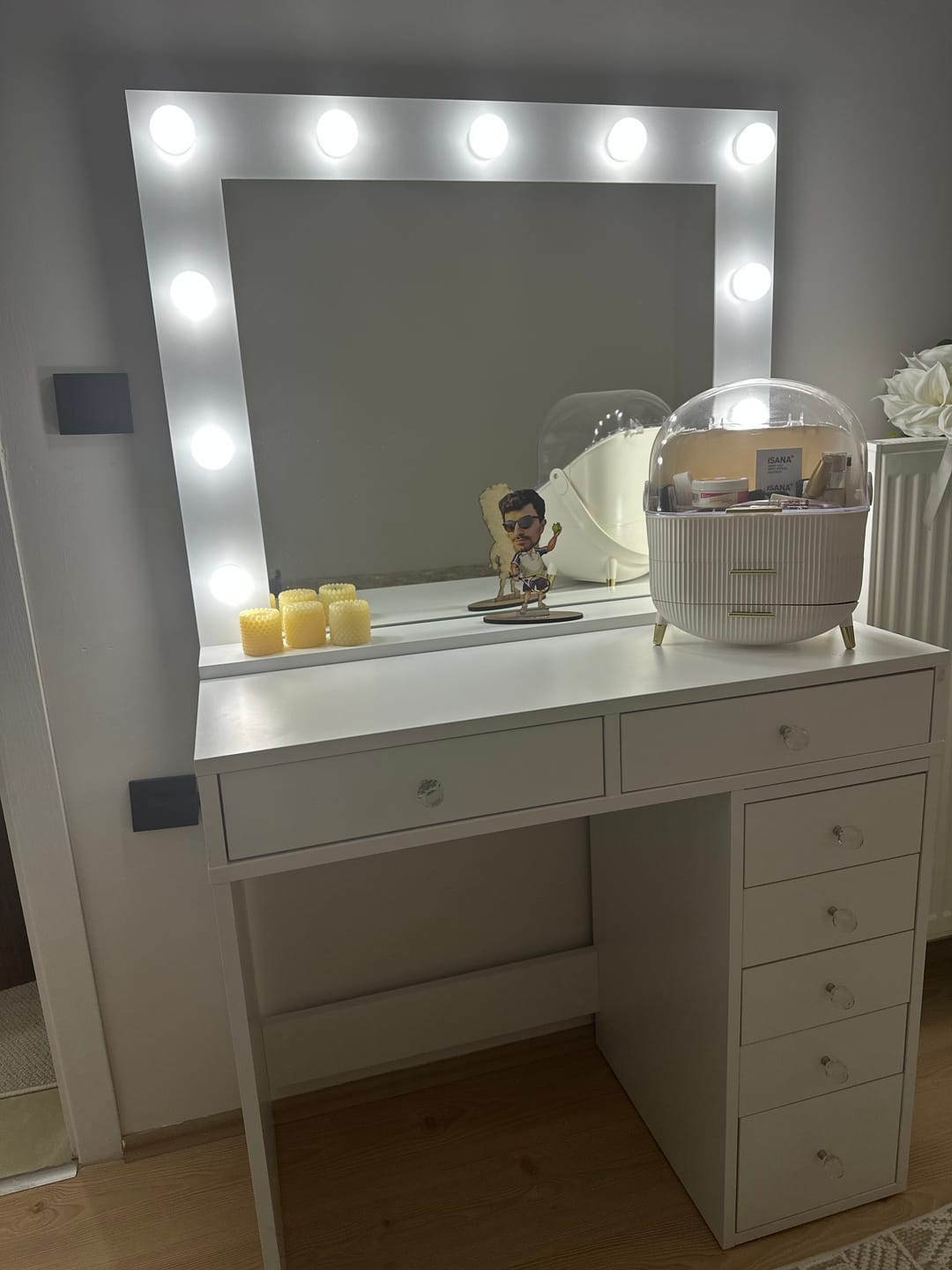 Customer photo review of Rani BJ115 Hollywood Işıklı Aynalı Kulis Makyaj Masası 7 Çekmeceli Takı Düzenleyici Beyaz