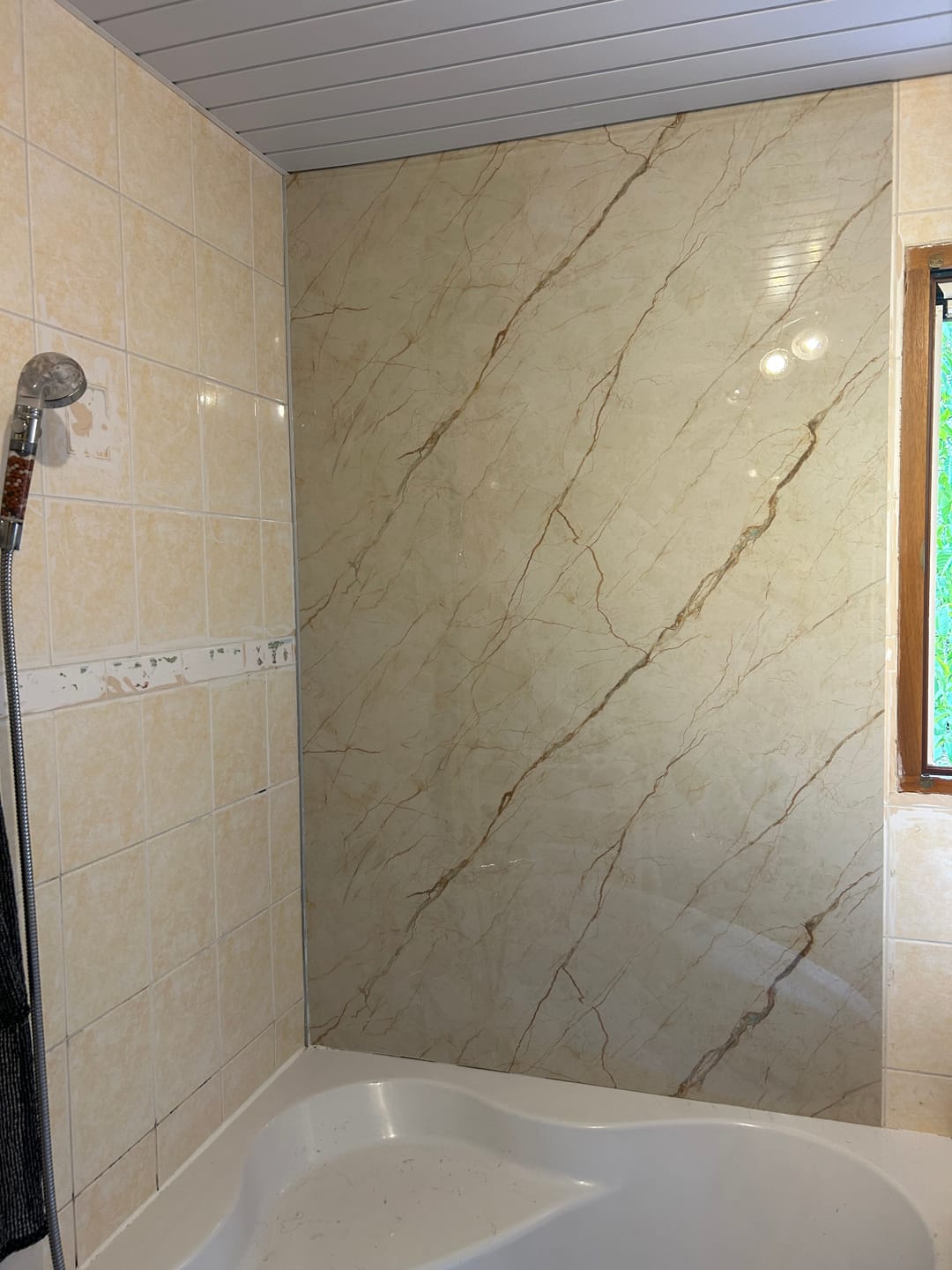 Customer photo review of Panneau Mural PVC Effet Marbre Beige – Imperméable Salle De Bain et Douche
