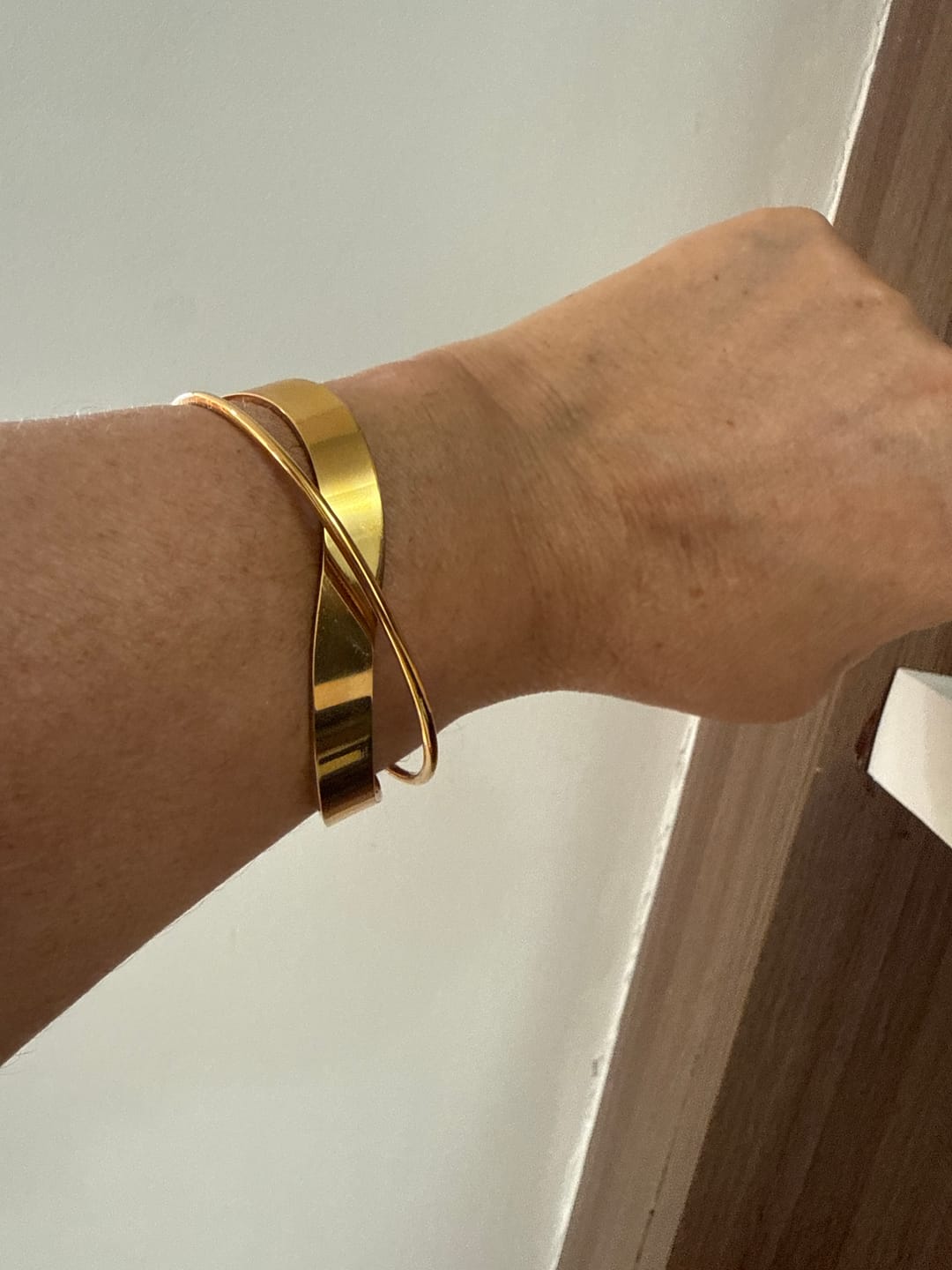 Customer photo review of Bracelete Inter Banhado em Ouro 18k