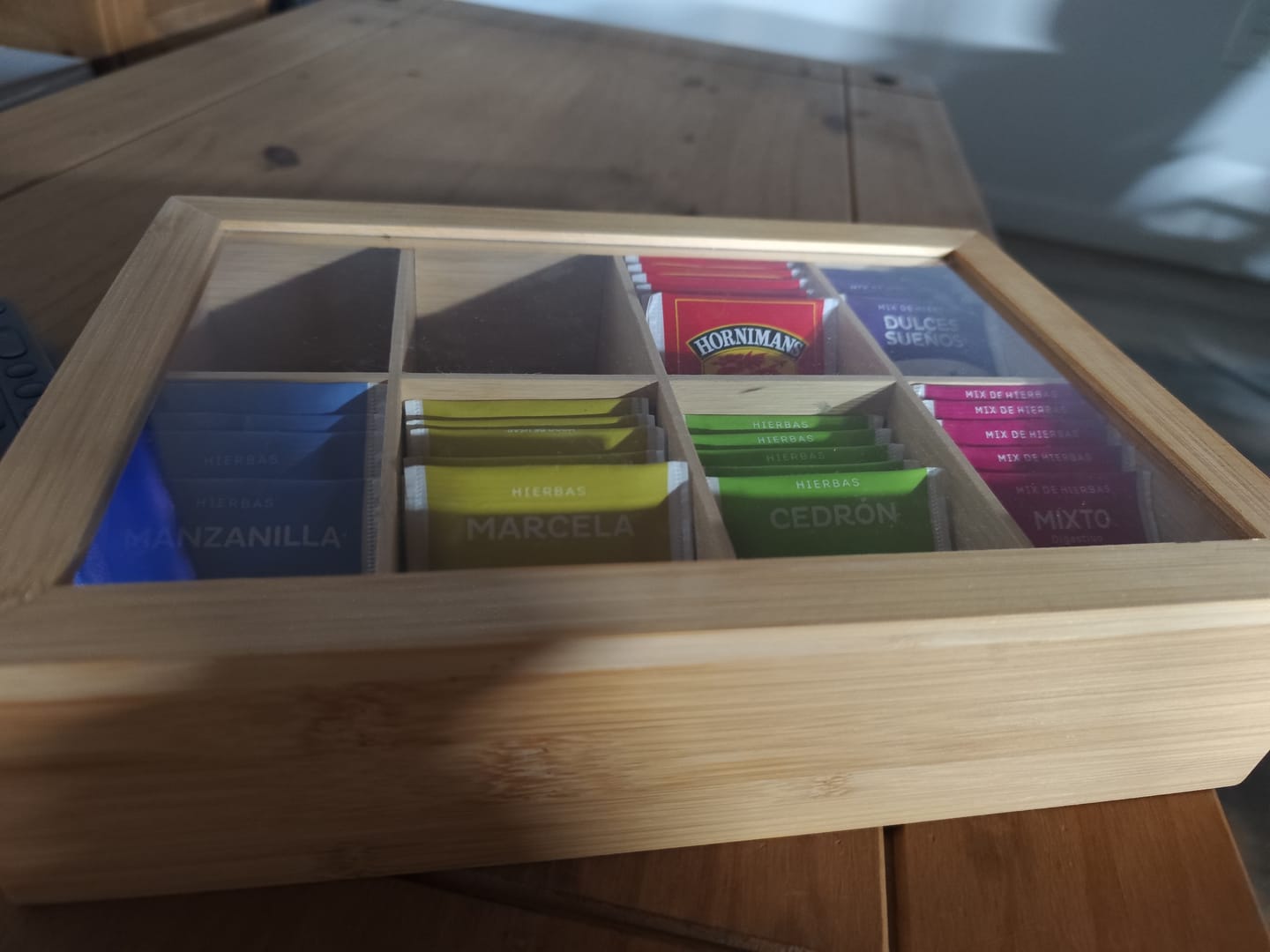 Customer photo review of Caja Para Té Organizadora Con Tapa En Bambú 8 Compartimentos