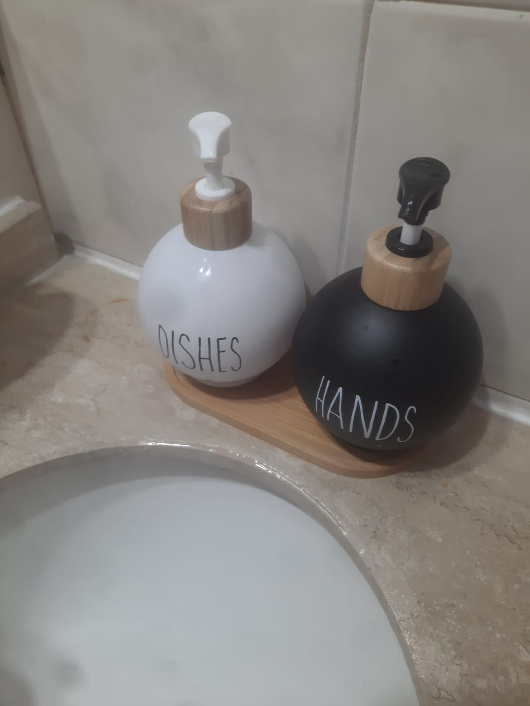 Customer photo review of 2 Dispensador De Jabon Y Detergente Botella 500 Ml +bandeja Blanco Y Negro