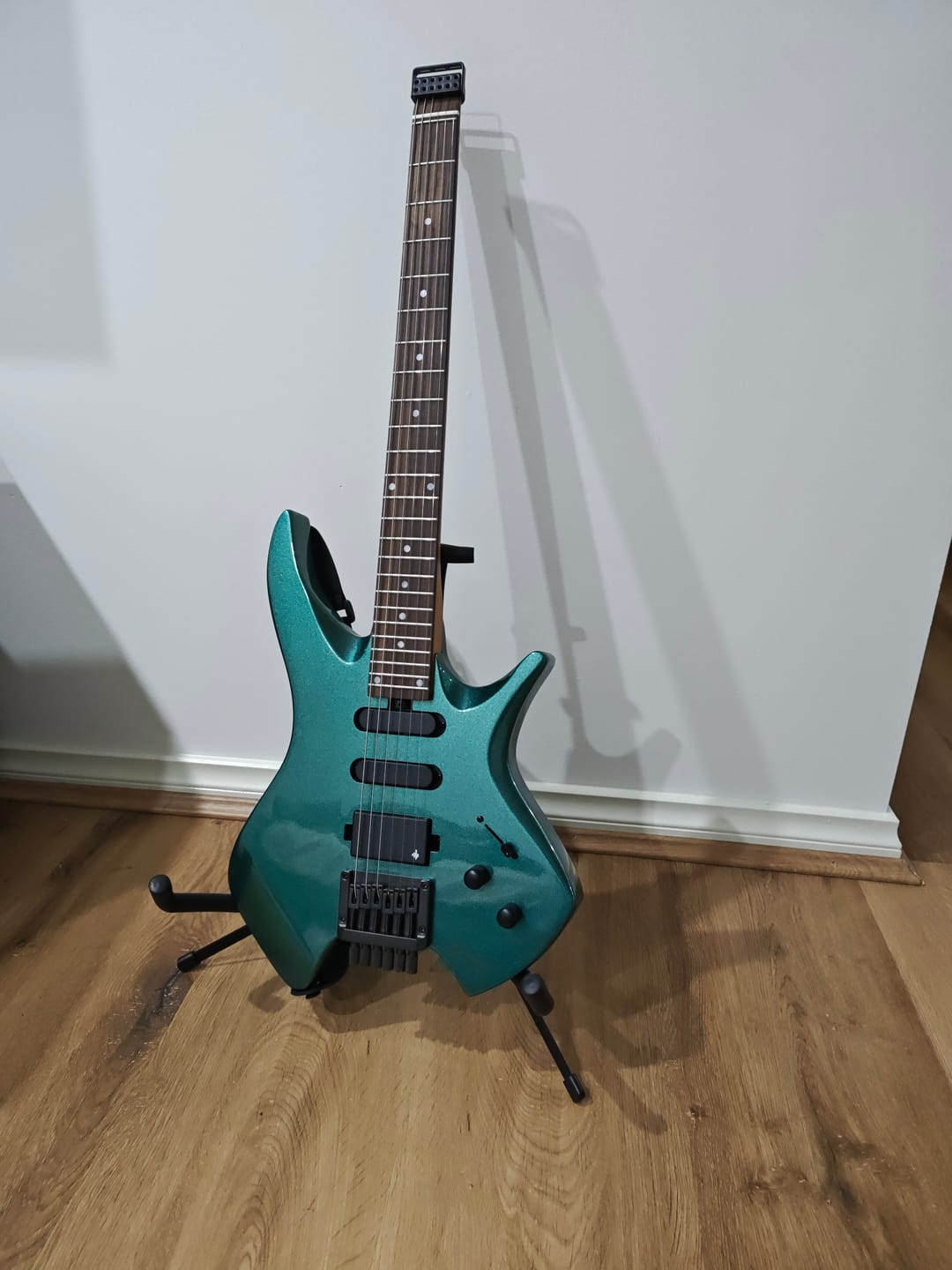 Customer photo review of Donner HLX-500 Headless Electric Guitar (NHL-500)