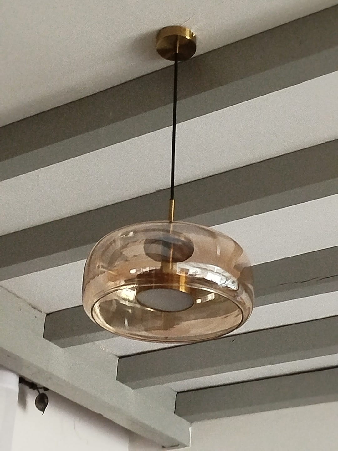 Customer photo review of Suspension moderne en verre teinté NOVA | 1 Suspension