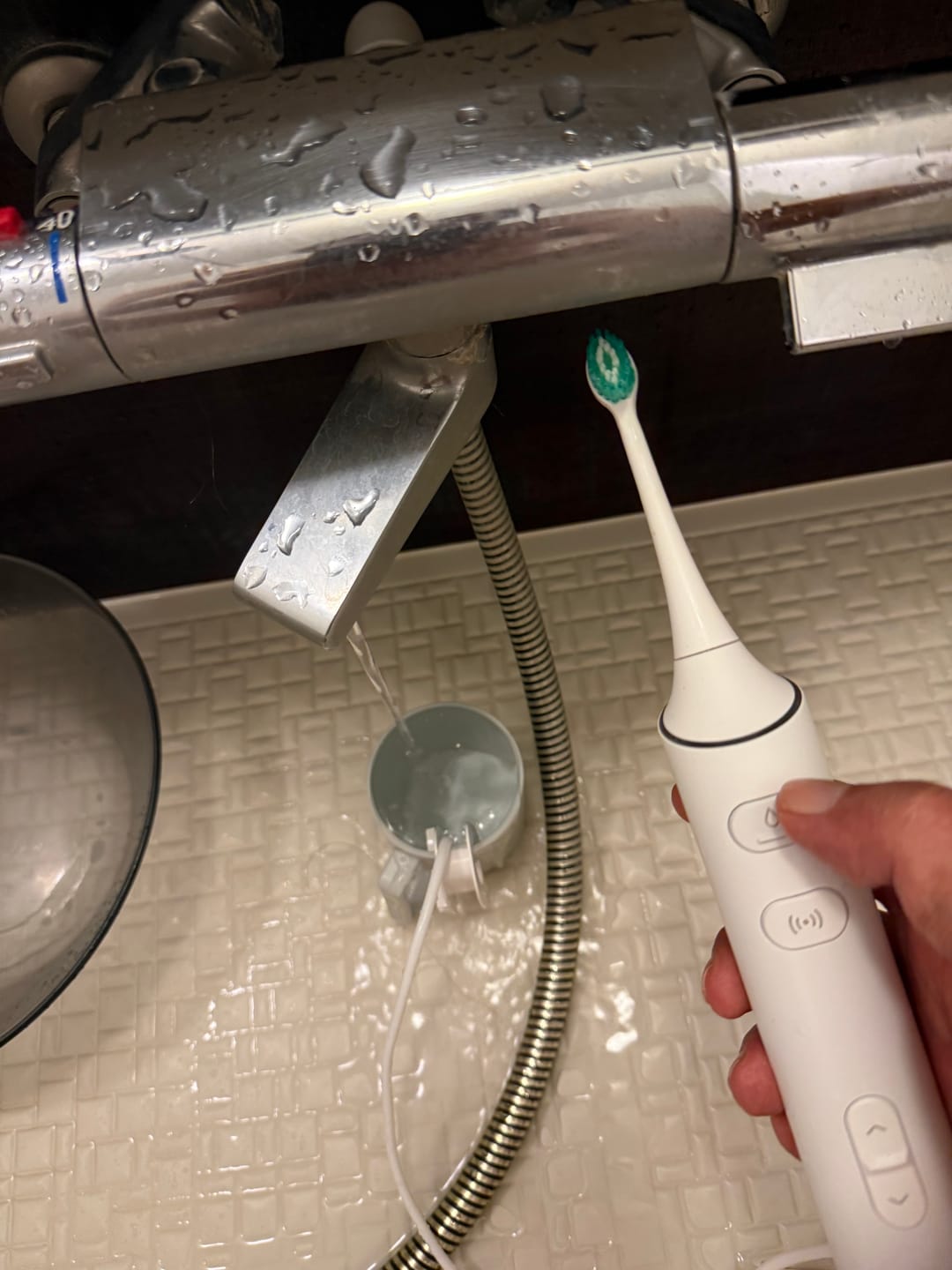 Customer photo review of 【 6月下旬発送予定 予約注文限定 10%OFF + ノズル3本プレゼント 】口腔洗浄器と音波振動の同時使用 Water Sonic ウォーターソニック 水流音波歯ブラシ本体