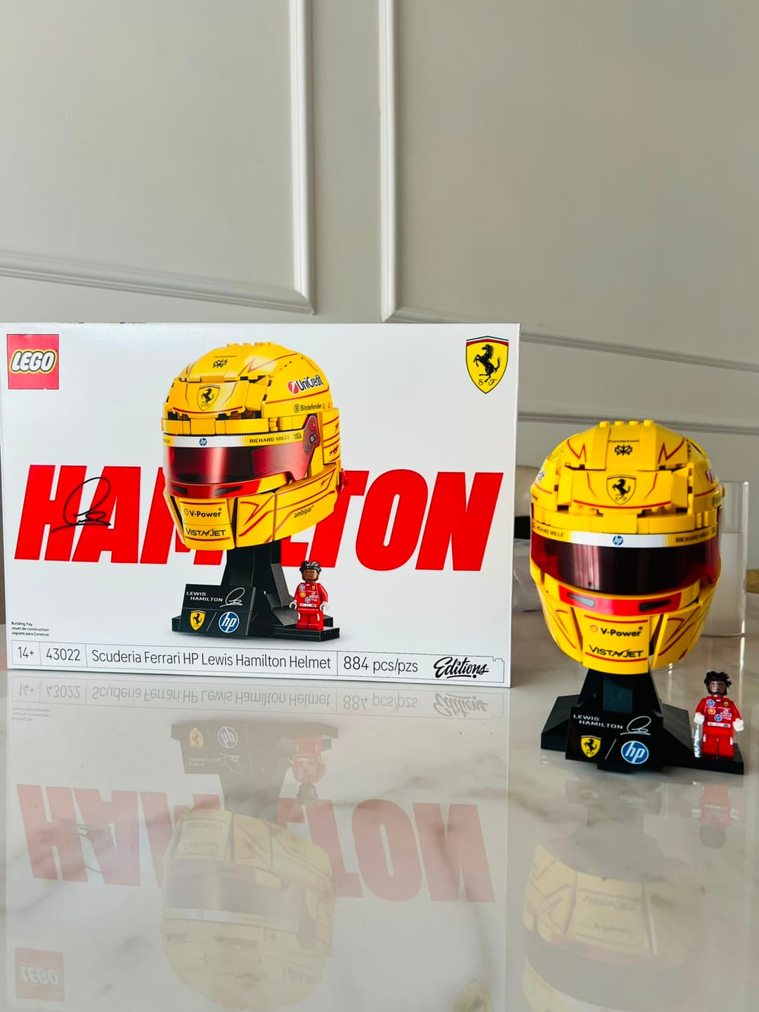 Customer photo review of SCUDERIA FERRARI HP: CASCO DE LEWIS HAMILTON
