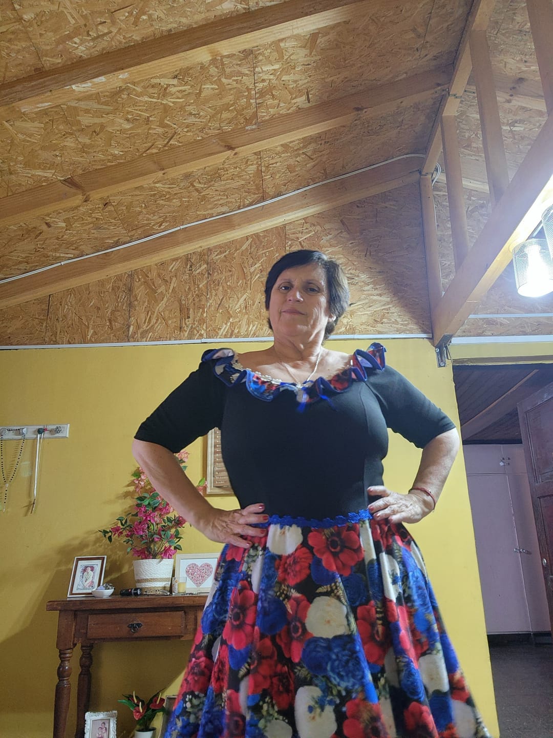 Customer photo review of Vestido de China huasa fantasia sofia con vuelo en escote, negro azul