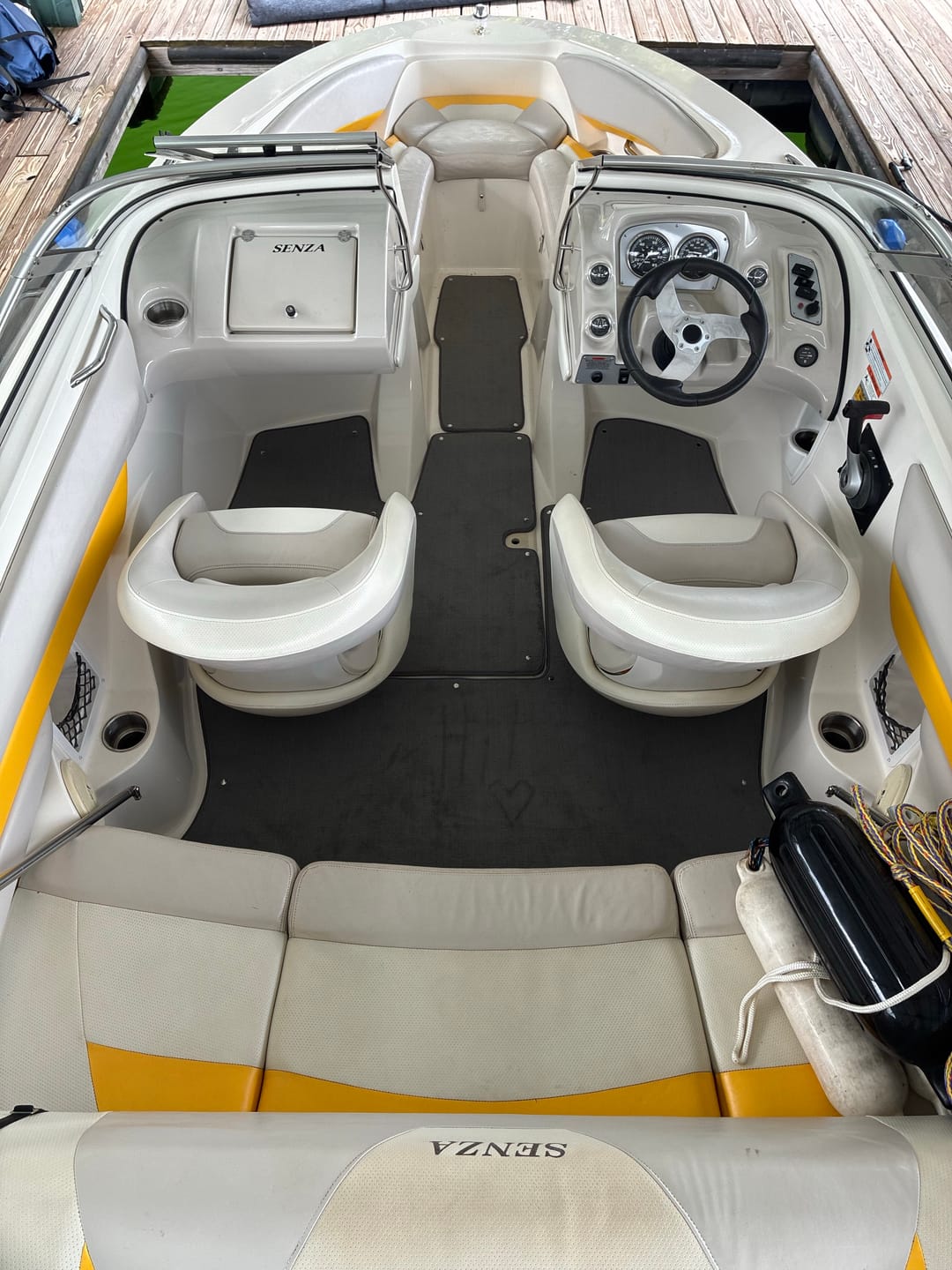 Customer photo review of 2005 Larson Senza 186 Snap in Boat Carpet