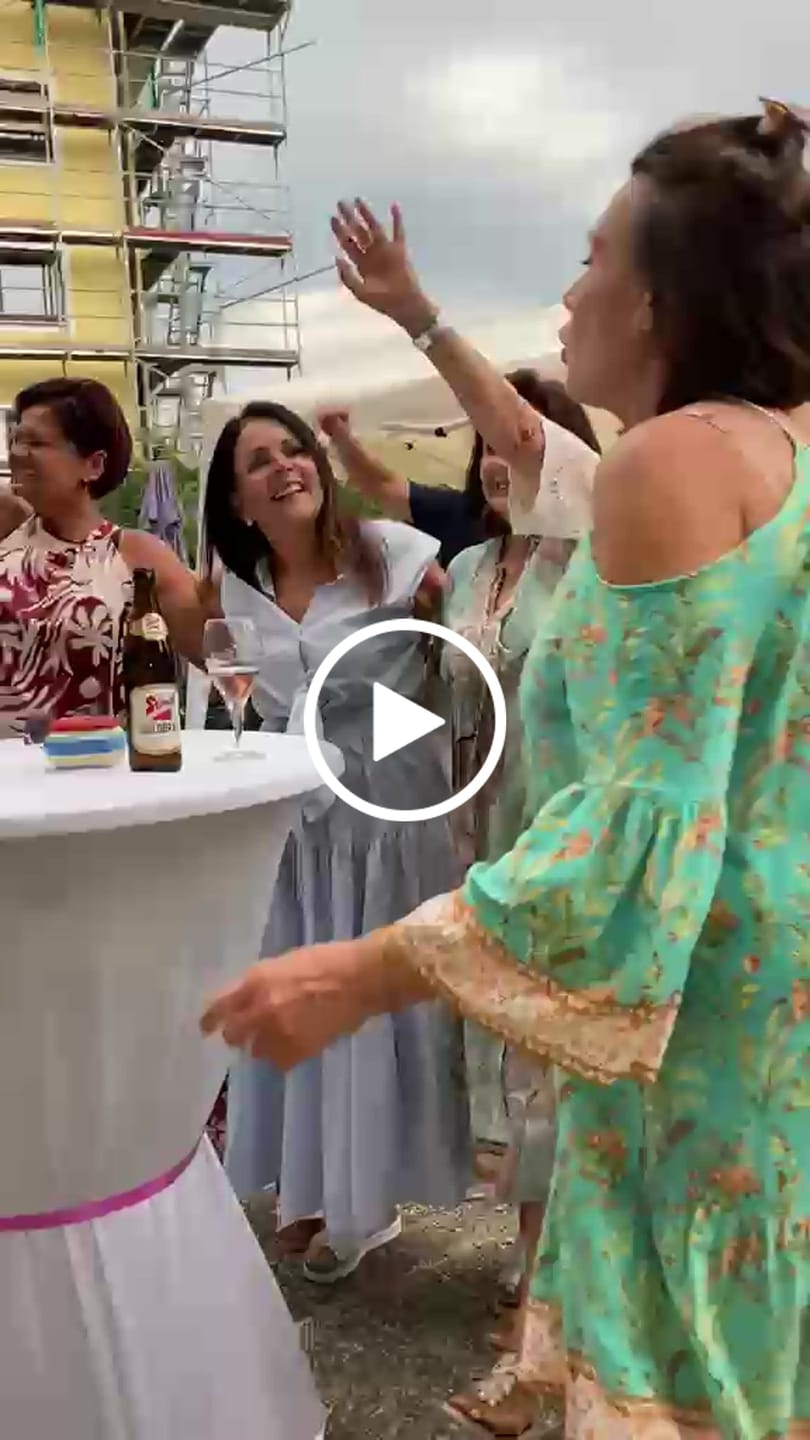 Customer video review of Mein Wunschlied für besondere Anlässe – z.B Geburtstag, Liebeslied, Hochzeit - personalisiertes Geschenk