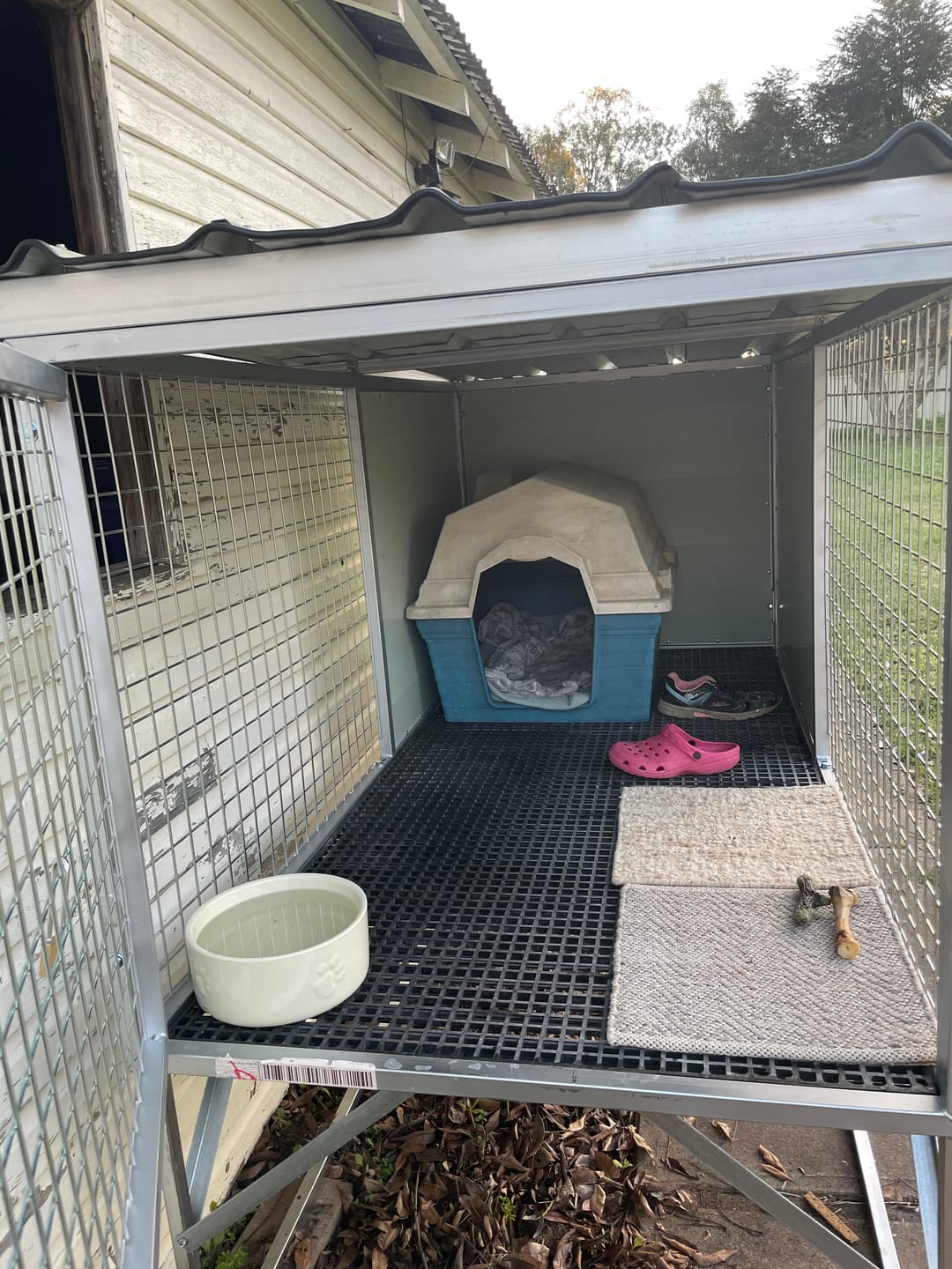 Customer photo review of Raised Safety Kennel