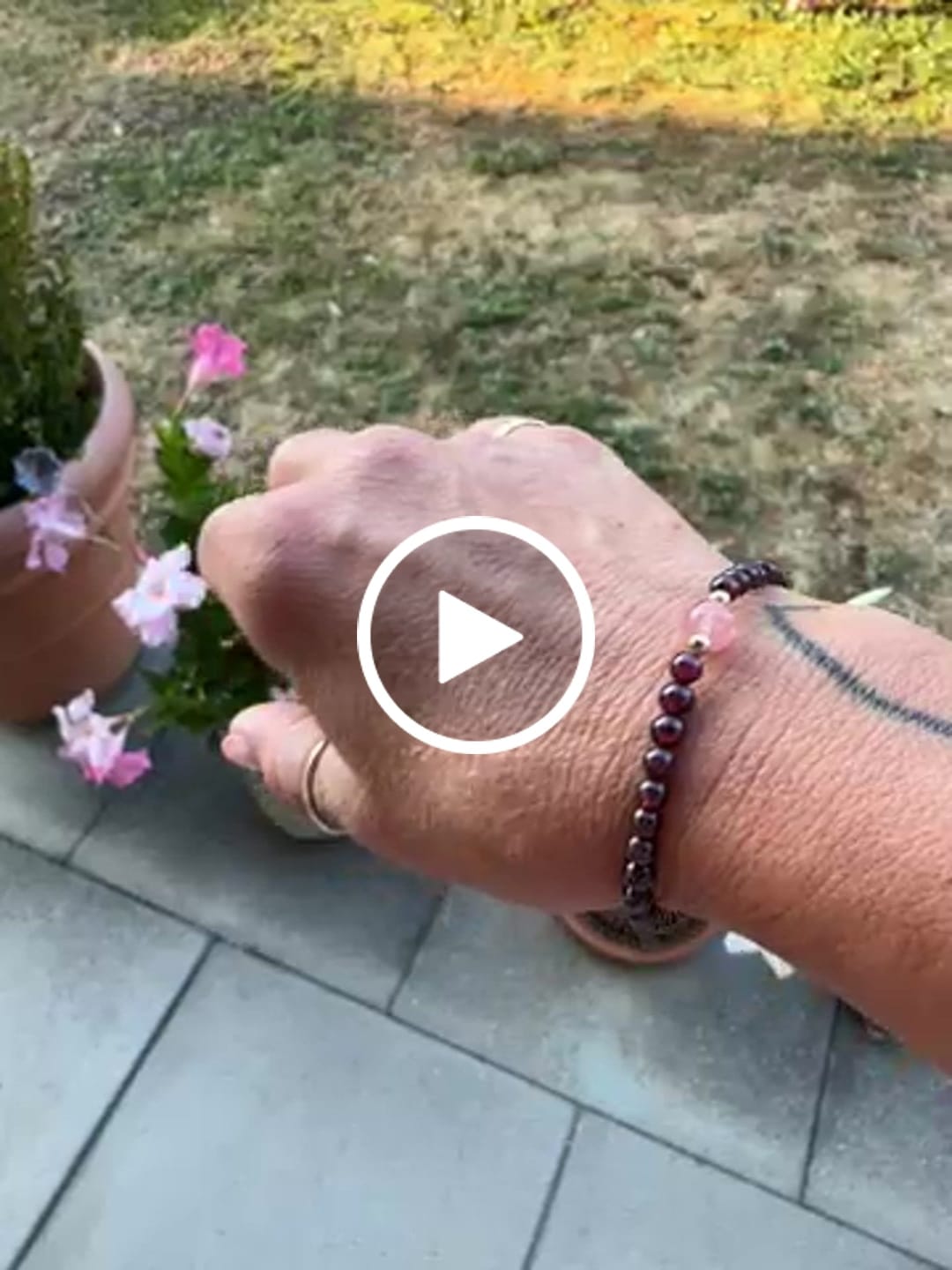 Customer video review of Rubin Armband - Perlen geschliffen