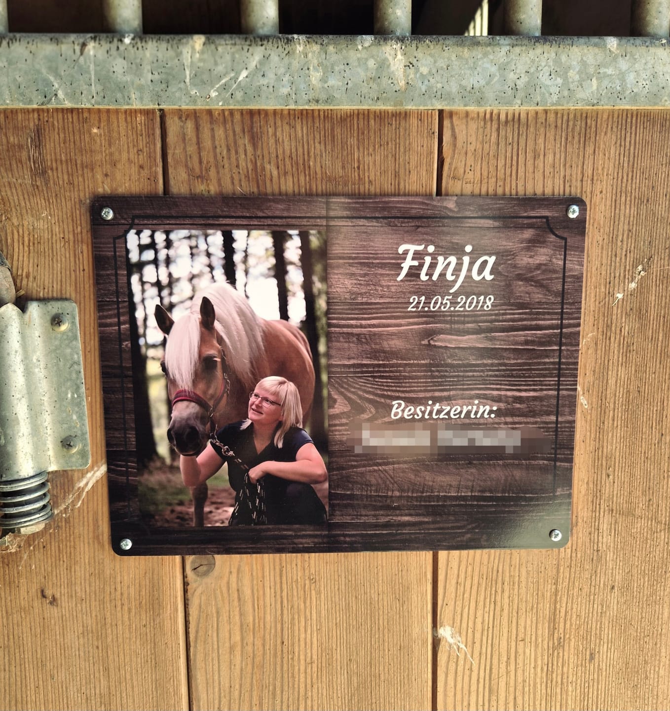 Customer photo review of Pferde Boxenschild mit Foto & Wunschtext (UV- und wetterfest)